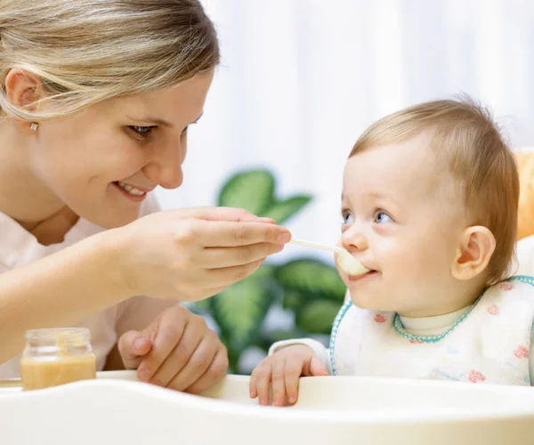 pro-terra-familienhilfe-1-600x500 Mama füttert Baby