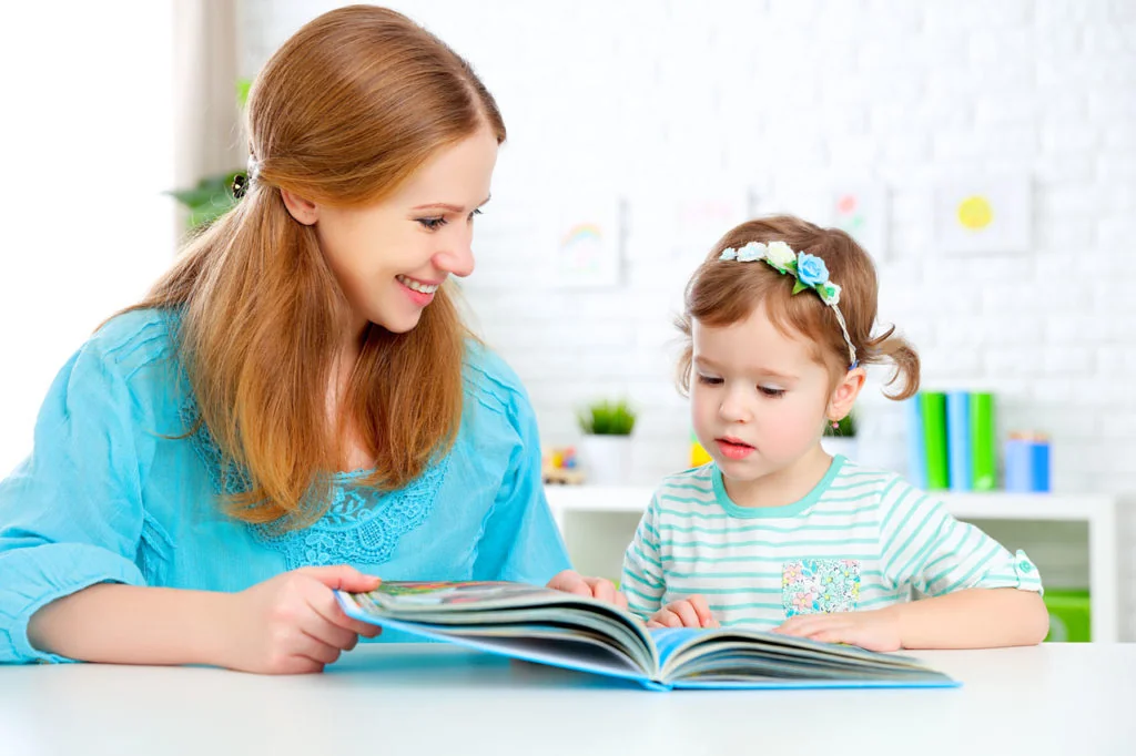 Mama und Tochter schauen Bilderbuch