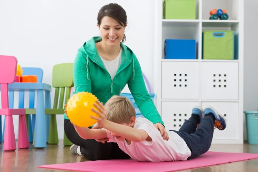 pro-terra-heilbehandlungen-heilbehelfe-2 Physiotherapeutin behandelt Jungen