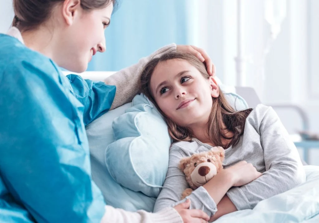 Mama besucht Tochter im Krankenhaus