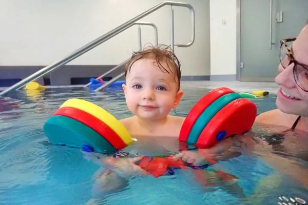 pro-terra-schwimmkurs2-600x400 Mama mit Kind bei Babyschwimmen