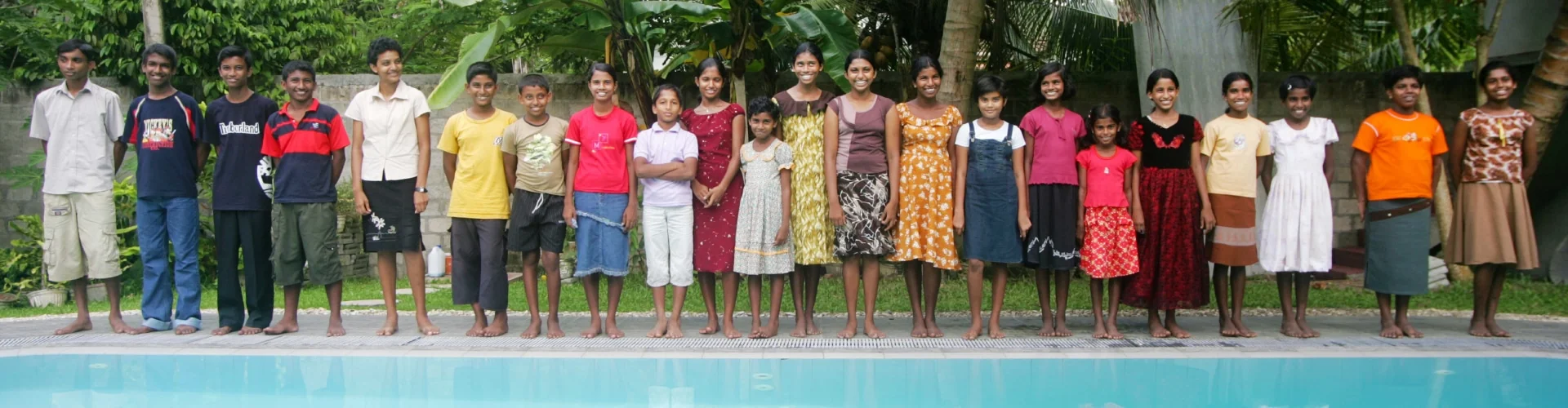 pt-img-about-srilanka singhalesische Kindergruppe